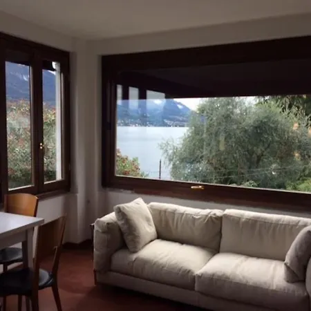 Beautiful With Private Access To The Lake. *